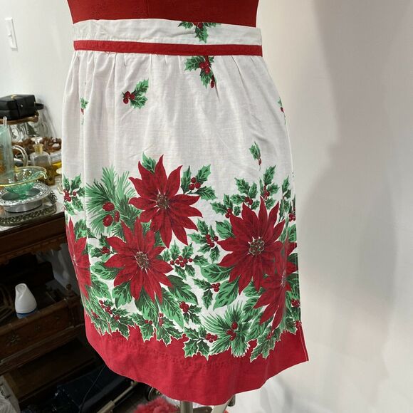 Vintage Christmas Apron Printed Cotton Red White Green Poinsettias & Holly Motif - Picture 2 of 5